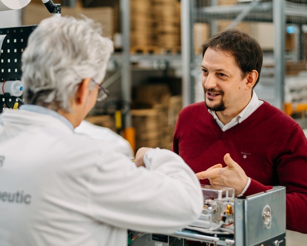 Consulente sintesia parla con un operatore in produzione - lavora con noi