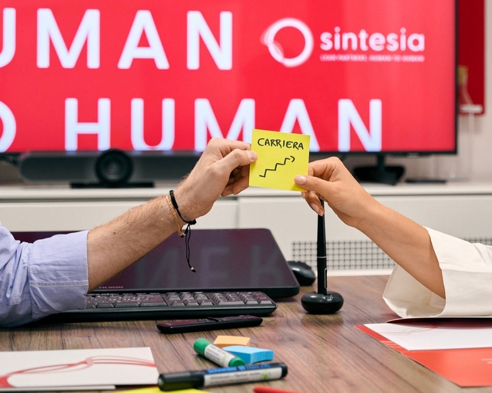 Lavora con noi - post-it percorsi di carriera