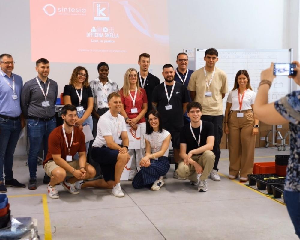Foto di gruppo dell'edizione di Officina Snella di giugno 2025