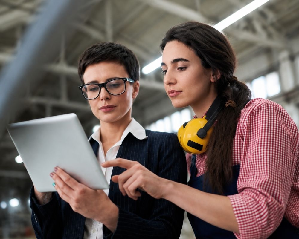 Consulente e operatrice guardano assieme il contenuto di un tablet